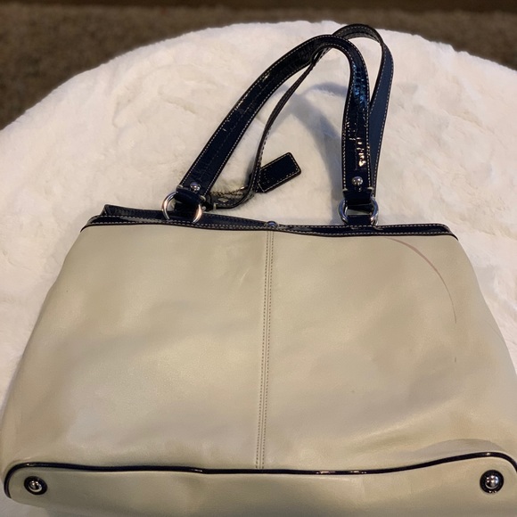 Authentic Coach Handbag w/pocketbook closure - Picture 4 of 6